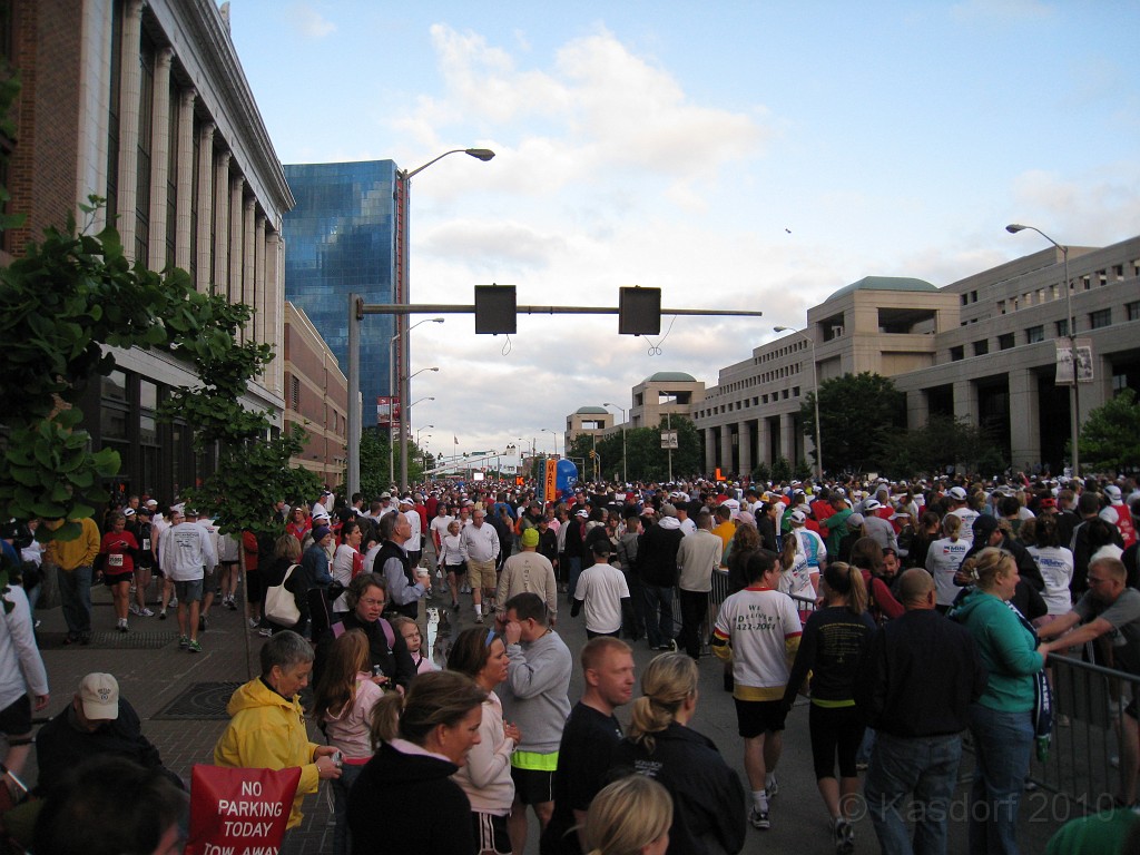 Indy Mini-Marathon 2010 150.jpg - ... and it still extends several blocks forward. You cannot even see the starting line arch yet.